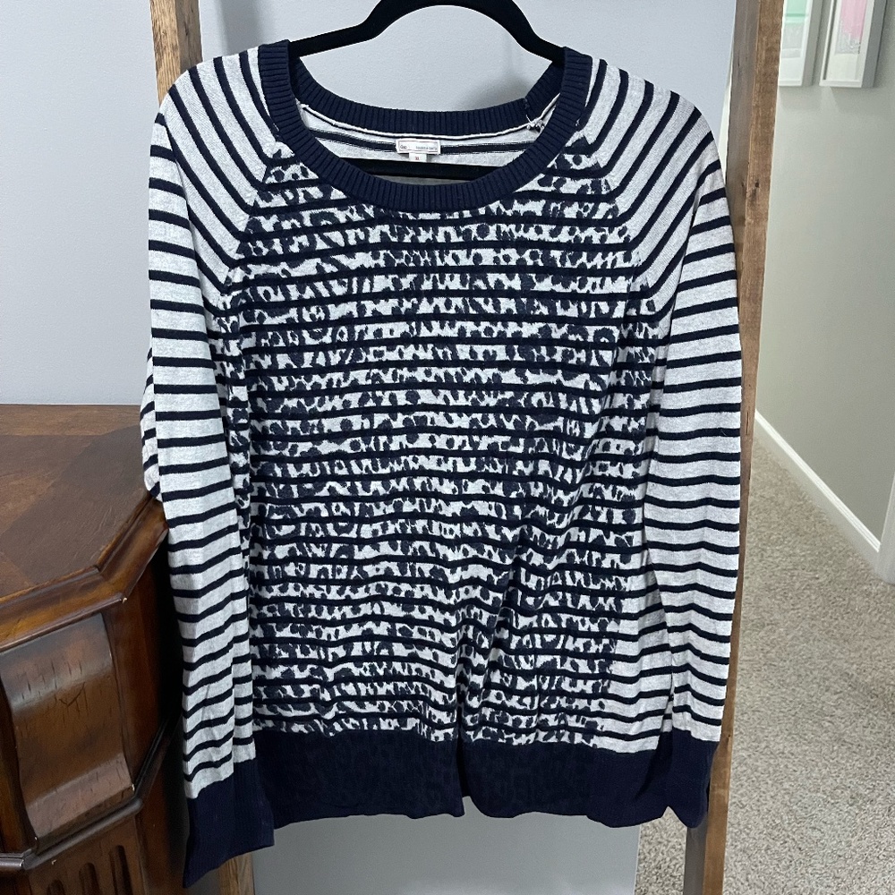 EUC XL Gap navy and gray leopard and striped sweater